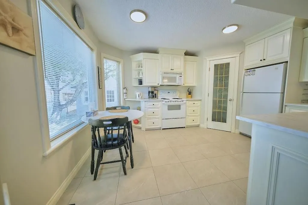 Casa Pura Vida Hot Tub, Pool & Ping Pong Tables W Backyard & Bbq Come Stay YYC 0*,