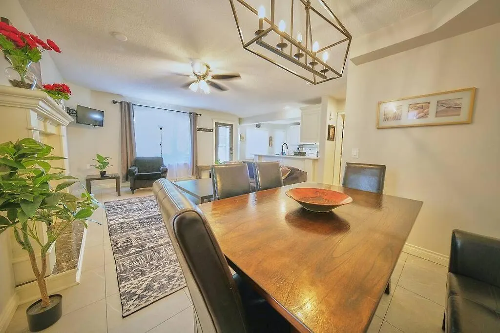 Casa Pura Vida Hot Tub, Pool & Ping Pong Tables W Backyard & Bbq Come Stay YYC كندا