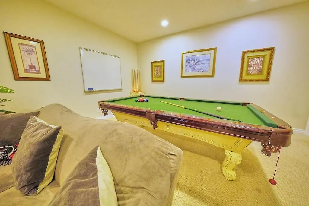 Casa Pura Vida Hot Tub, Pool & Ping Pong Tables W Backyard & Bbq Come Stay YYC 0*,  كندا