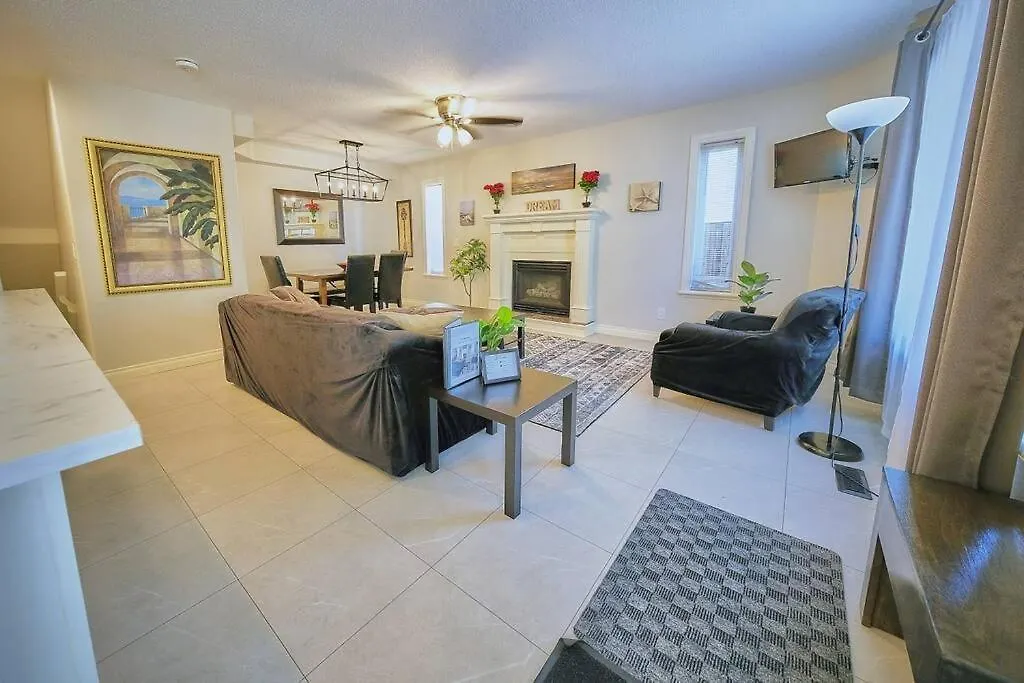 شقة Casa Pura Vida Hot Tub, Pool & Ping Pong Tables W Backyard & Bbq Come Stay YYC كندا